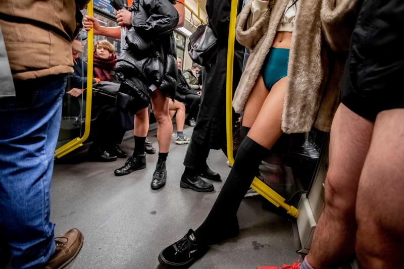 Es la décimo octava edición del 'No Pants Subway Ride', que cada año, desde el 2002, organiza la plataforma de comediantes Improv Everywhere y consiste en quitarse la falda o el pantalón dentro del suburbano con el objetivo de hacer reír a la gente y divertirse