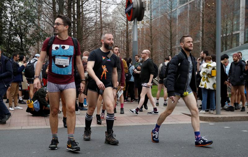 Es la décimo octava edición del 'No Pants Subway Ride', que cada año, desde el 2002, organiza la plataforma de comediantes Improv Everywhere y consiste en quitarse la falda o el pantalón dentro del suburbano con el objetivo de hacer reír a la gente y divertirse