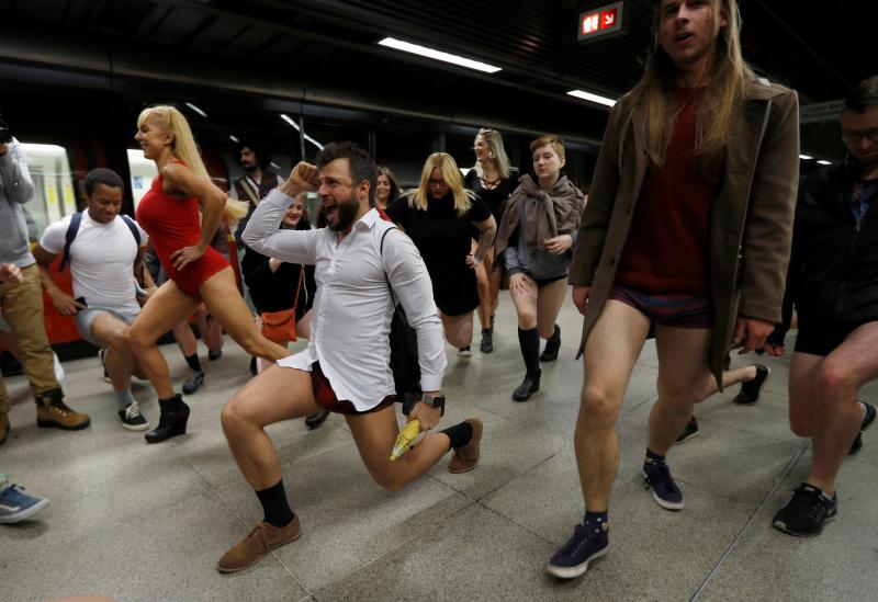 Es la décimo octava edición del 'No Pants Subway Ride', que cada año, desde el 2002, organiza la plataforma de comediantes Improv Everywhere y consiste en quitarse la falda o el pantalón dentro del suburbano con el objetivo de hacer reír a la gente y divertirse