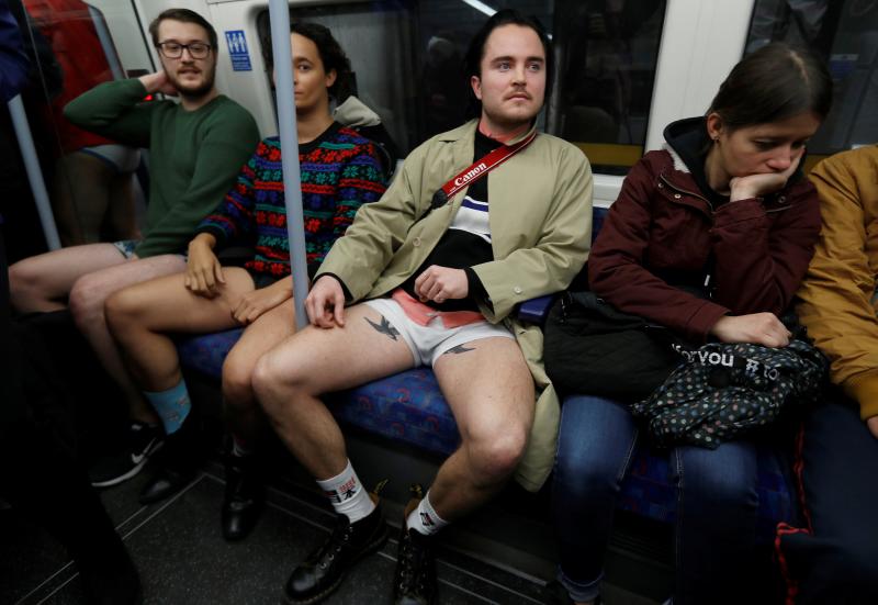 Es la décimo octava edición del 'No Pants Subway Ride', que cada año, desde el 2002, organiza la plataforma de comediantes Improv Everywhere y consiste en quitarse la falda o el pantalón dentro del suburbano con el objetivo de hacer reír a la gente y divertirse