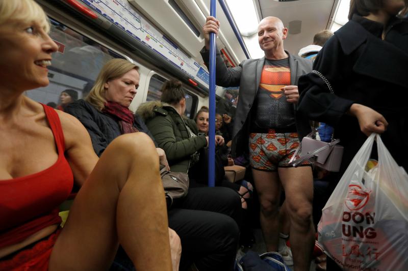 Es la décimo octava edición del 'No Pants Subway Ride', que cada año, desde el 2002, organiza la plataforma de comediantes Improv Everywhere y consiste en quitarse la falda o el pantalón dentro del suburbano con el objetivo de hacer reír a la gente y divertirse