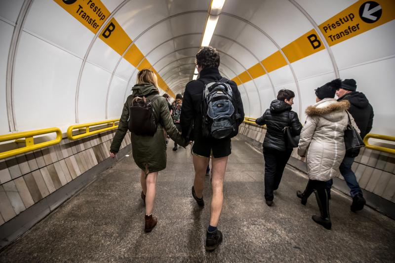 Es la décimo octava edición del 'No Pants Subway Ride', que cada año, desde el 2002, organiza la plataforma de comediantes Improv Everywhere y consiste en quitarse la falda o el pantalón dentro del suburbano con el objetivo de hacer reír a la gente y divertirse