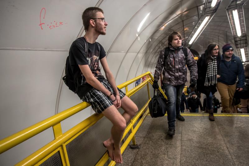 Es la décimo octava edición del 'No Pants Subway Ride', que cada año, desde el 2002, organiza la plataforma de comediantes Improv Everywhere y consiste en quitarse la falda o el pantalón dentro del suburbano con el objetivo de hacer reír a la gente y divertirse