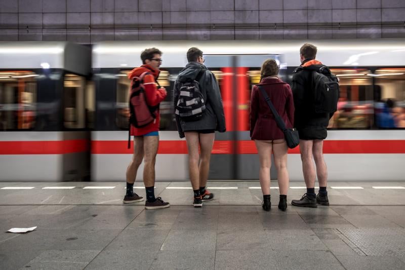 Es la décimo octava edición del 'No Pants Subway Ride', que cada año, desde el 2002, organiza la plataforma de comediantes Improv Everywhere y consiste en quitarse la falda o el pantalón dentro del suburbano con el objetivo de hacer reír a la gente y divertirse