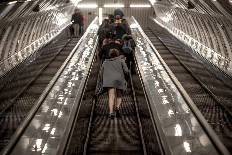 Es la décimo octava edición del 'No Pants Subway Ride', que cada año, desde el 2002, organiza la plataforma de comediantes Improv Everywhere y consiste en quitarse la falda o el pantalón dentro del suburbano con el objetivo de hacer reír a la gente y divertirse