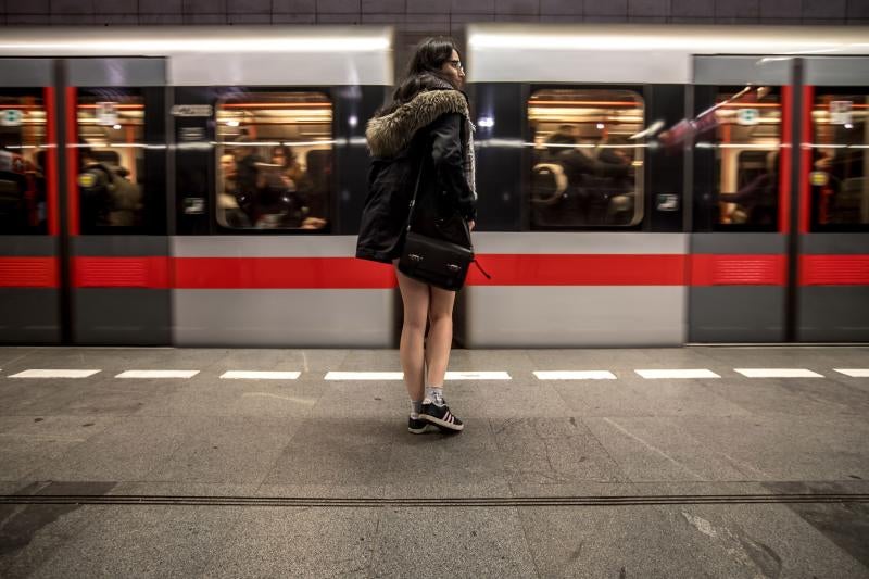 Es la décimo octava edición del 'No Pants Subway Ride', que cada año, desde el 2002, organiza la plataforma de comediantes Improv Everywhere y consiste en quitarse la falda o el pantalón dentro del suburbano con el objetivo de hacer reír a la gente y divertirse