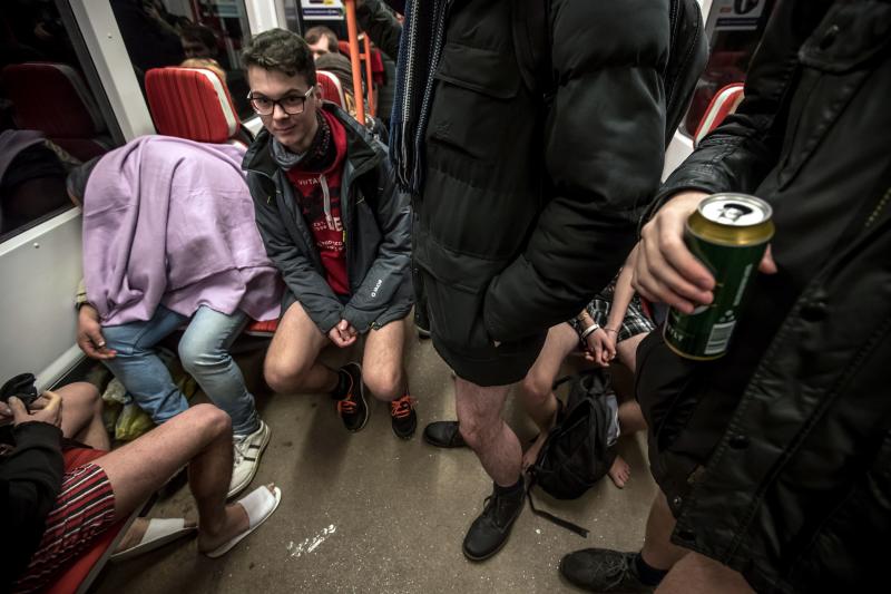 Es la décimo octava edición del 'No Pants Subway Ride', que cada año, desde el 2002, organiza la plataforma de comediantes Improv Everywhere y consiste en quitarse la falda o el pantalón dentro del suburbano con el objetivo de hacer reír a la gente y divertirse