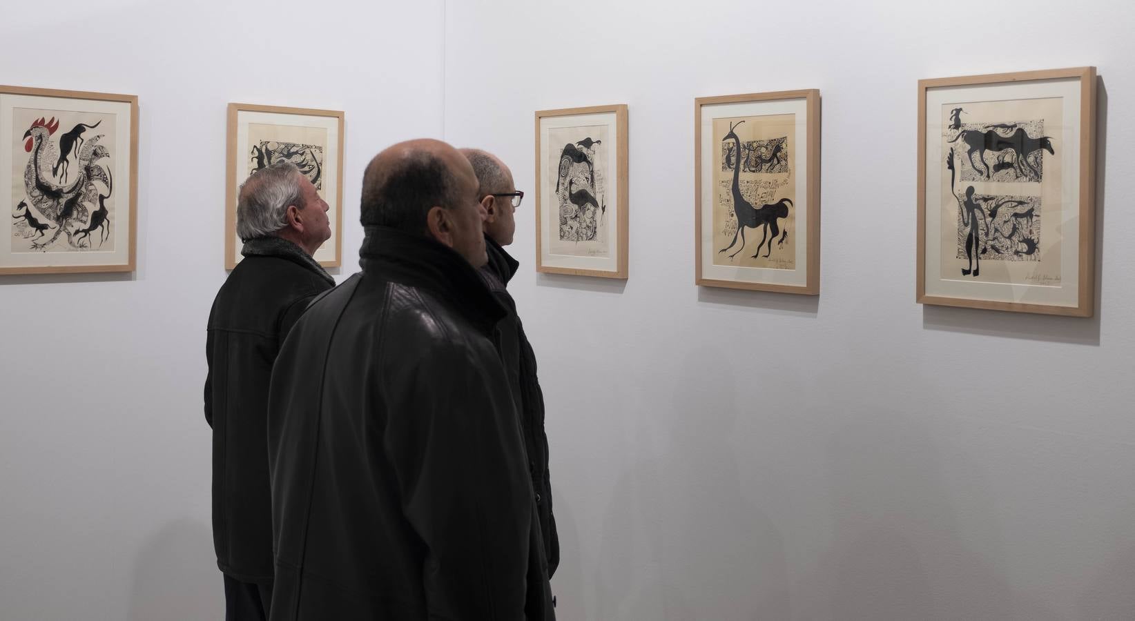 El artista leonés muestra una selección de dibujos y poesía, con presencia en ellas de carbón, en los que recuerda a los hombres que han vivido en la tierra y creado paisajes con su actividad