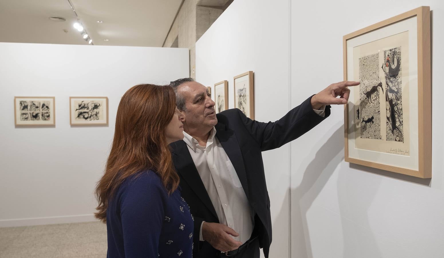 El artista leonés muestra una selección de dibujos y poesía, con presencia en ellas de carbón, en los que recuerda a los hombres que han vivido en la tierra y creado paisajes con su actividad