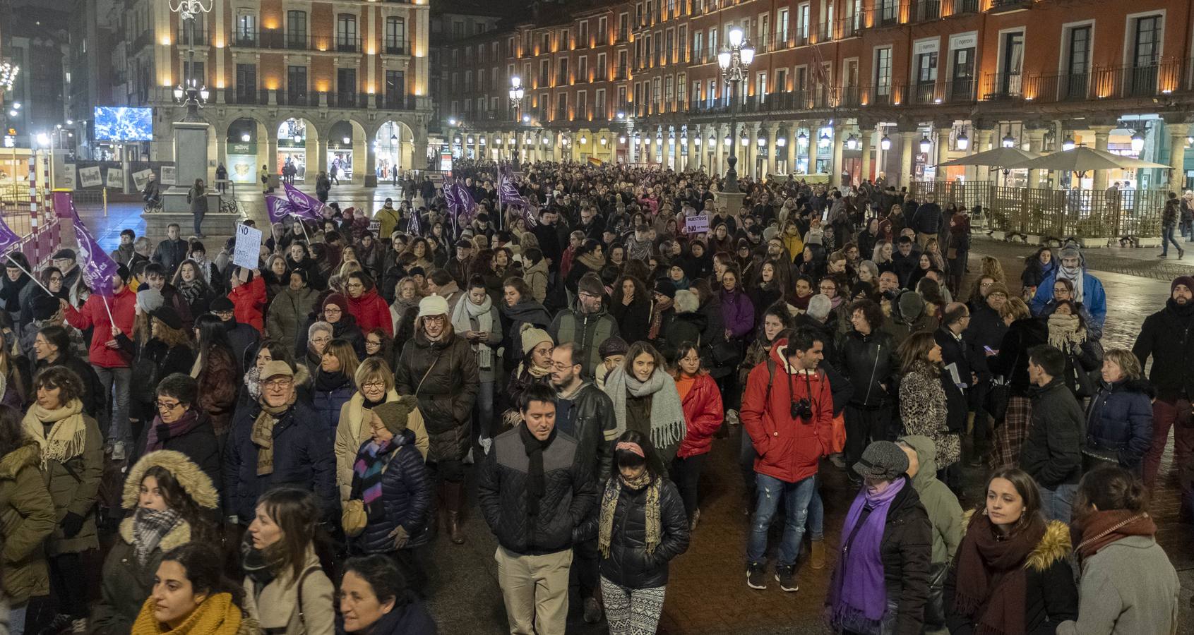 Bajo el lema 'Ni un paso atrás en igualdad', cientos de personas se han manifestado por el centro de la ciudad 
