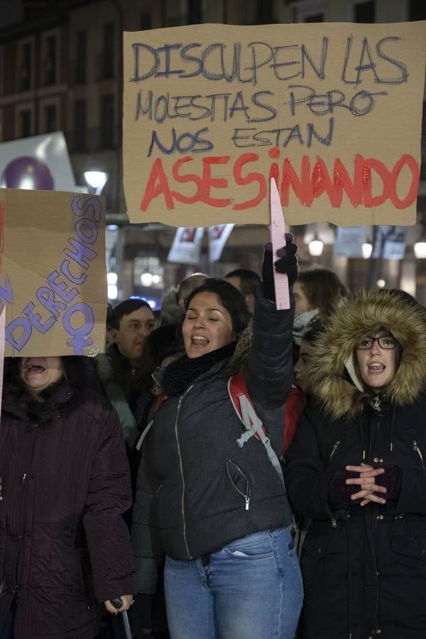 Bajo el lema 'Ni un paso atrás en igualdad', cientos de personas se han manifestado por el centro de la ciudad 