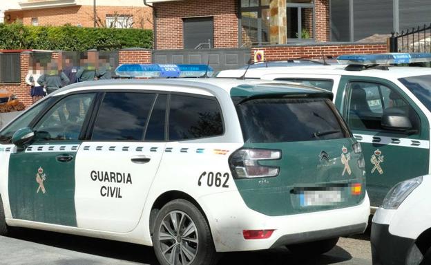 Vehículos de la Guardia Civil en una localidad de la provincia de Valladolid.