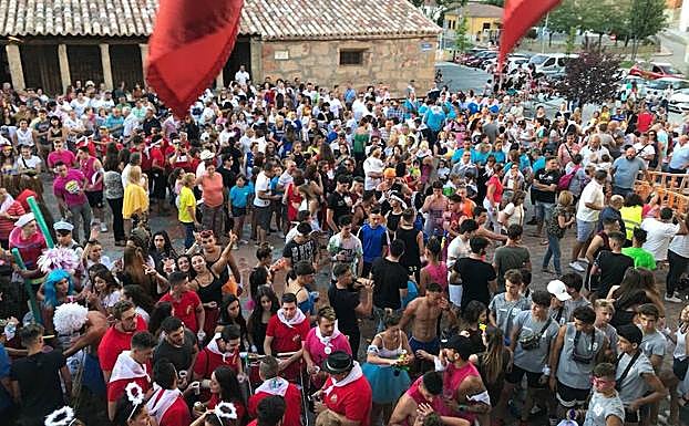 Vecinos de Carbajosa durante el pregón de las fiestas de 2018.