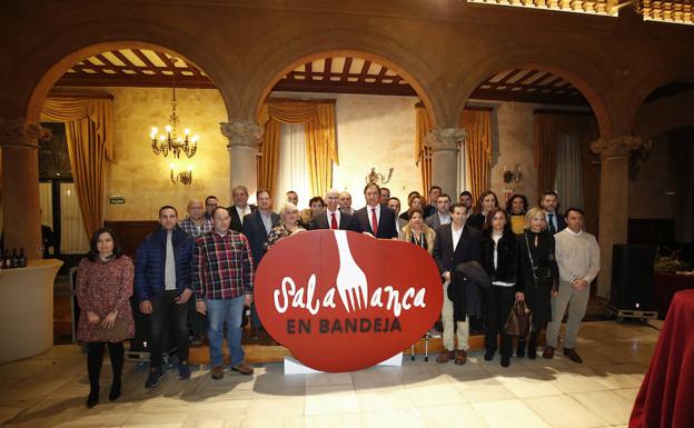 El presidente de la Diputación y el alcalde de Salamanca, en el centro, con los socios de 'Salamanca en bandeja'. 
