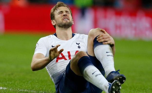 Harry Kane se duele tras lesionarse el domingo el tobillo. 