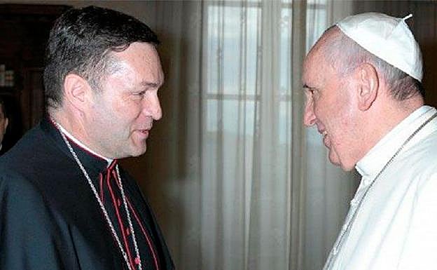Raúl Berzosa conversa con el Papa Francisco. 