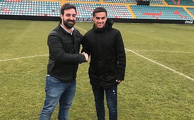 Víctor Iglesias posa con Asdrúbal. 