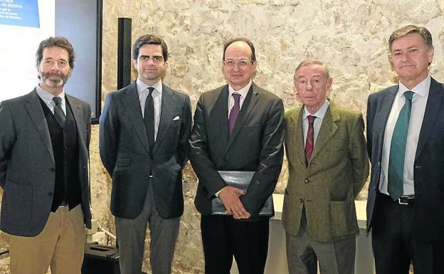 De izquierda a derecha, Miguel Larrañaga, Diego del Alcázar Benjumea, Salvador Carmona, Antonio Ruiz y Francisco Vázquez, ayer, durante la presentación del libro. 