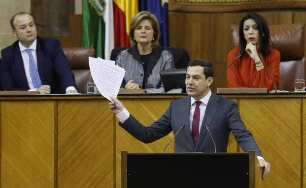 Juanma Moreno, durante un momento del debate de investidura.