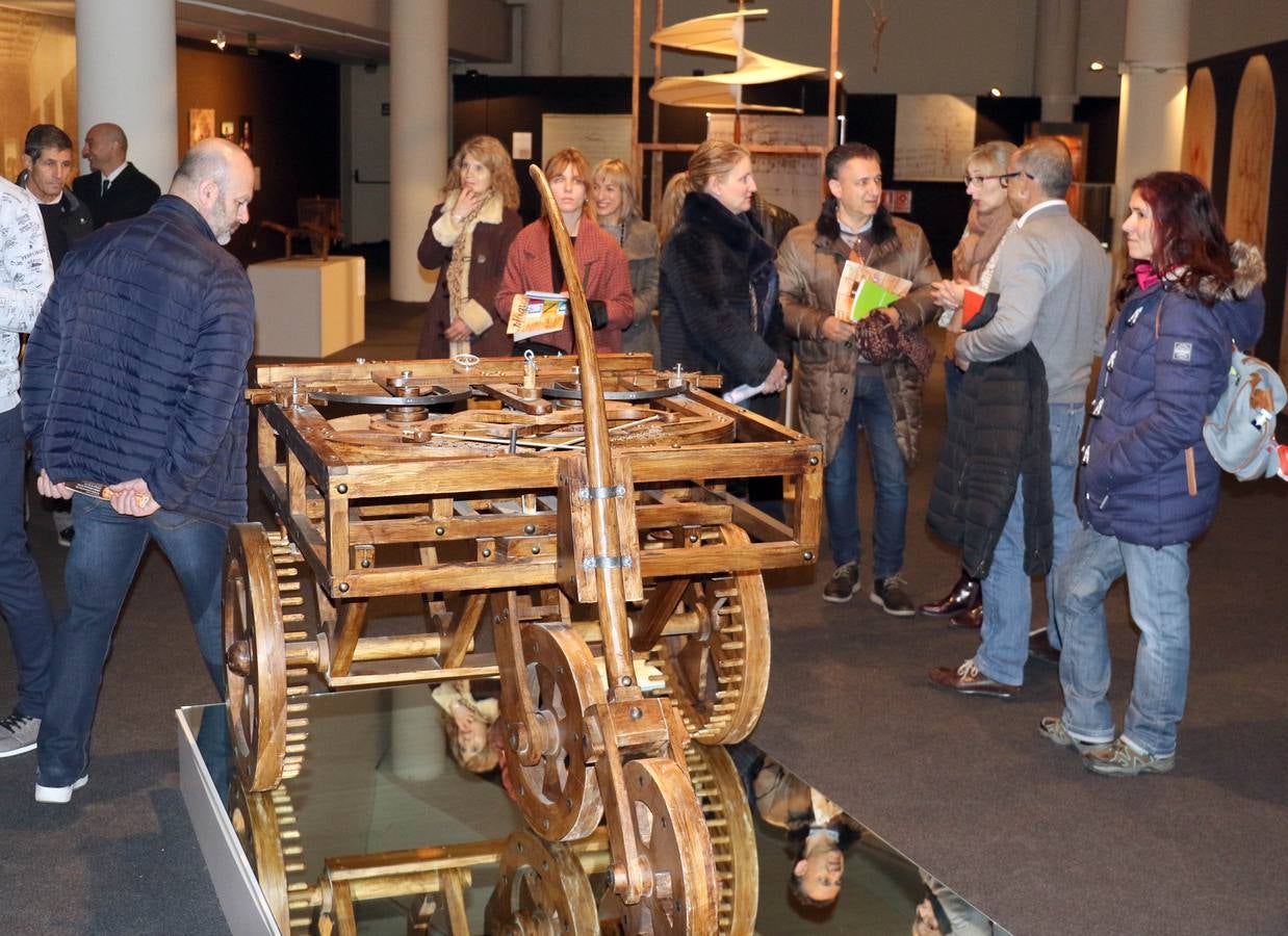 Con motivo del quinto centenario del fallecimiento de Leonardo Da Vinci, la muestra contiene 50 réplicas, la mayoría a tamaño real y otras en maquetas a escala, de inventos pensados por el ilustre italiano