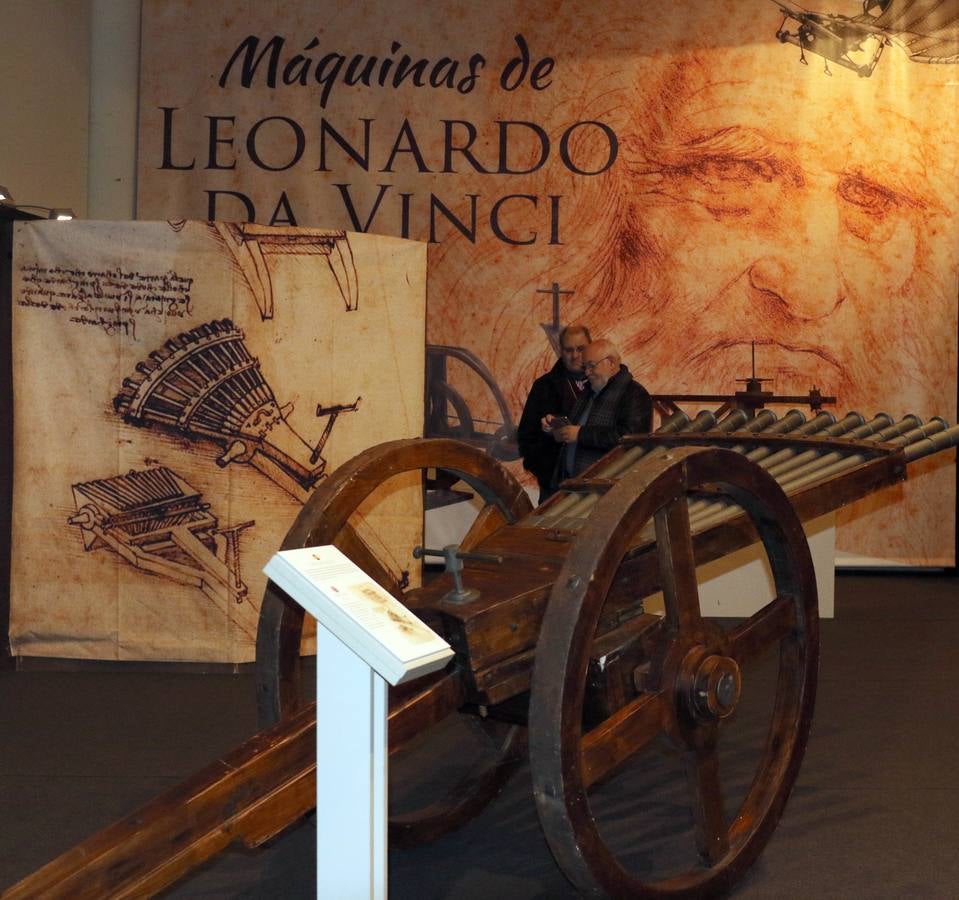 Con motivo del quinto centenario del fallecimiento de Leonardo Da Vinci, la muestra contiene 50 réplicas, la mayoría a tamaño real y otras en maquetas a escala, de inventos pensados por el ilustre italiano