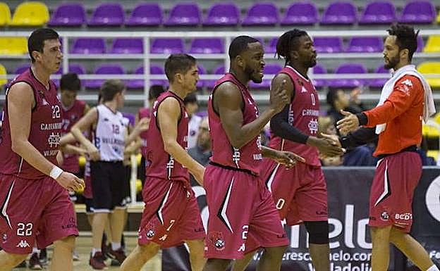 Jugadores del Carramimbre Ciudad de Valladolid en el partdo ante el Levitec Huesca, en Pisuerga. 