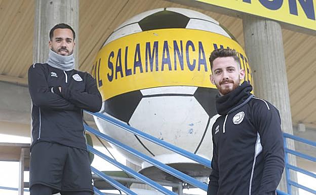 Ayoze Placeres y Carlos Quintana posan en el Reina Sofía antes del entrenamiento de ayer. 