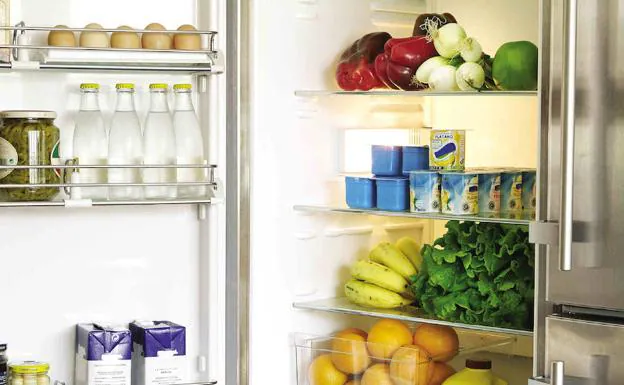 Un frigorífico lleno de comida. 