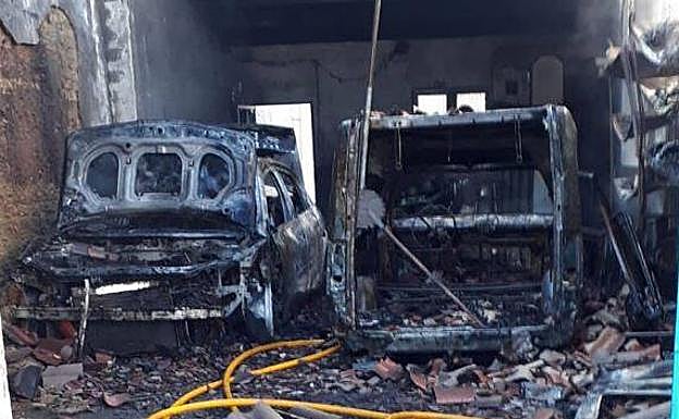 Incendio en una cochera de Villagarcía de Campos, en Valladolid, este jueves. 