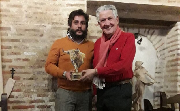 Domingo Nieto entrega el trofeo a José Chacón.