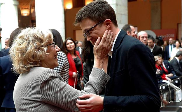 Foto de archivo de la alcaldesa de Madrid, Manuela Carmena, y el diputado de Podemos Íñigo Errejón.