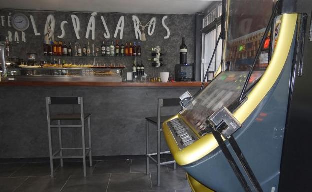 Sistema antirrobo instalado en las tragaperras del bar Los Pájaros de la calle Águila. 