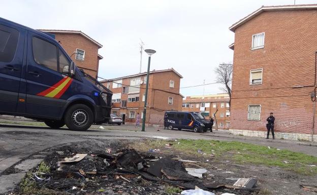 Despliegue policial en el corazón de la barriada de Las Viudas a raíz de los últimos incidentes. 