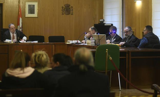 El acusado de asesinar a 'Sebitas' (d), junto a su letrado y las acusaciones, en la primera sesión del juicio con jurado. 