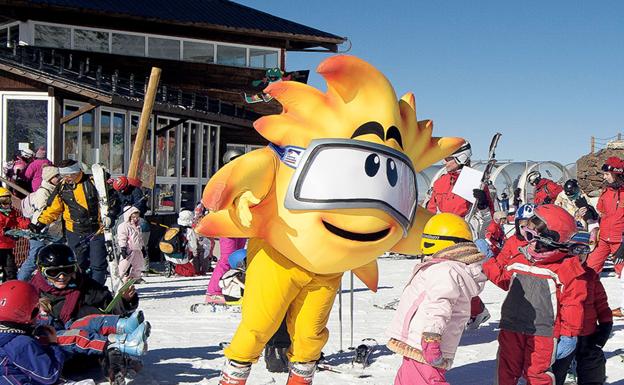 La mascota Suly, durante una jornada del World Snow Day, acompañado de niños