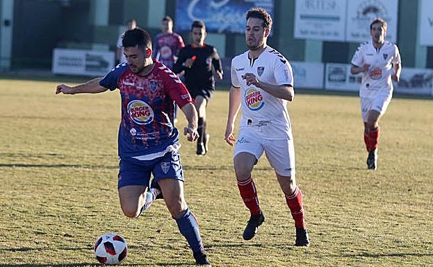 Mika se lleva el balón ante un rival del Briviesca. 