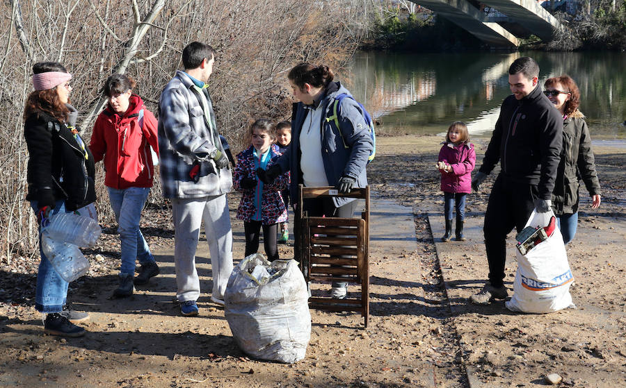 Fotos: Un grupo de jóvenes y niños hacen limpieza en las orillas del Pisuerga, en Valladolid