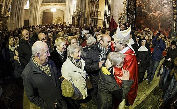 El obispo se despide de sus fieles tras la misa. 