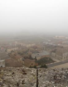 Imagen secundaria 2 - Arriba, la maleza se apodera de la parte superior de la almena. A la izquierda, excrementos de paloma colonizan una de las estancias interiores del castillo. A la derecha, vista de Belmonte desde la fortaleza. 