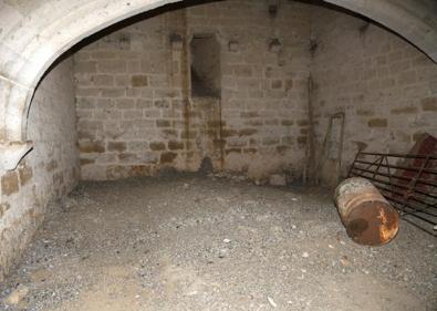 Imagen secundaria 1 - Arriba, la maleza se apodera de la parte superior de la almena. A la izquierda, excrementos de paloma colonizan una de las estancias interiores del castillo. A la derecha, vista de Belmonte desde la fortaleza. 