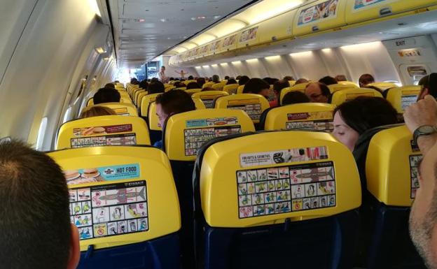 Interior de una cabina de un avión de Ryanair. 