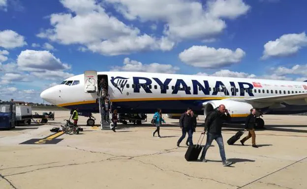 Viajeros de un vuelo de Ryanair, a su llegada al aeropuerto de Villanubla este otoño. 