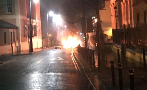 Imagen tomada por la Policía de Irlanda del Norte en el lugar de la explosión, en Londonderry.