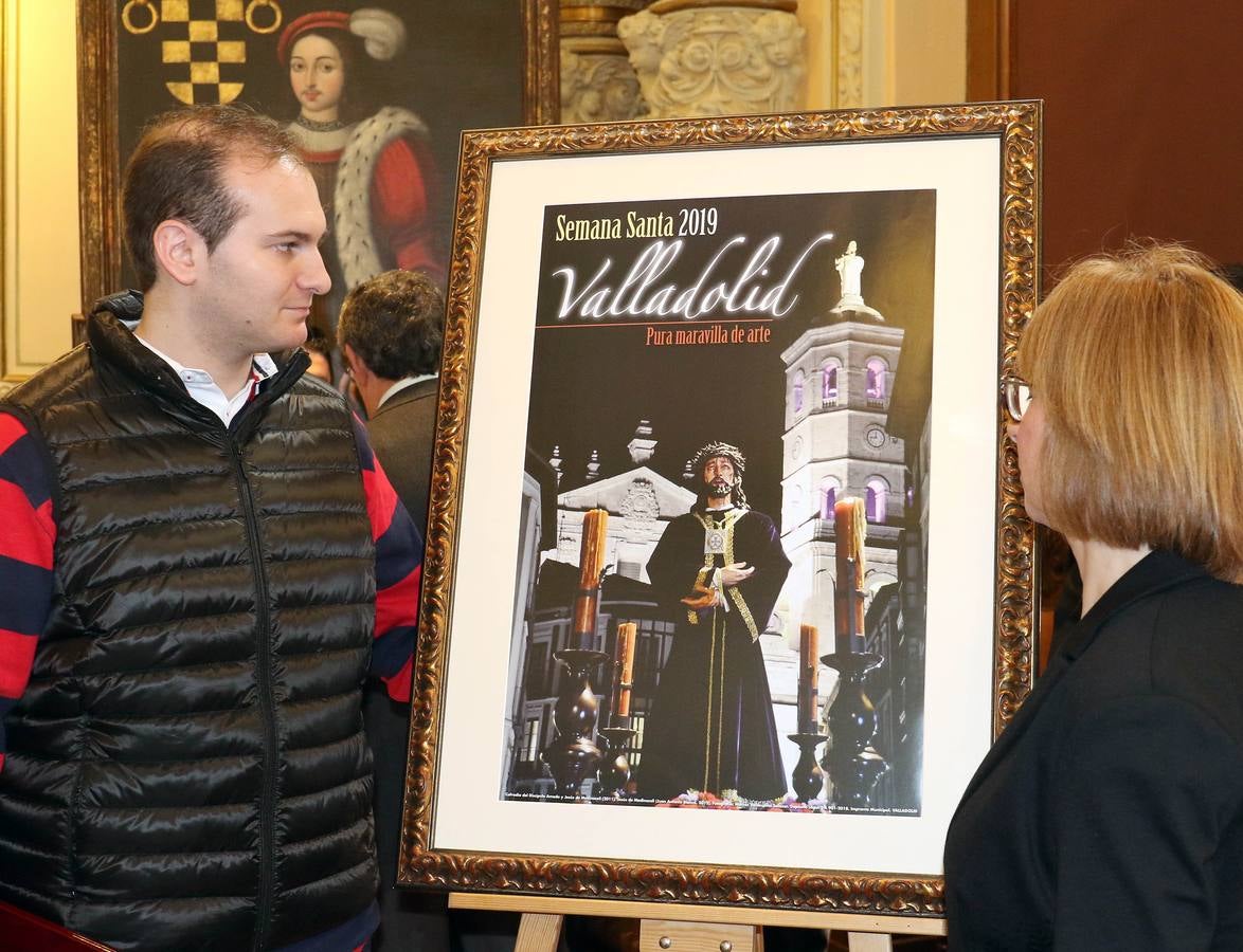 Se ha elegido una fotografía de Marcos Valdespino Salazar, titulada 'Estación de Lunes Santo', una imagen del paso Jesús de Medinaceli, que alumbra la Cofradía del Discípulo Amado