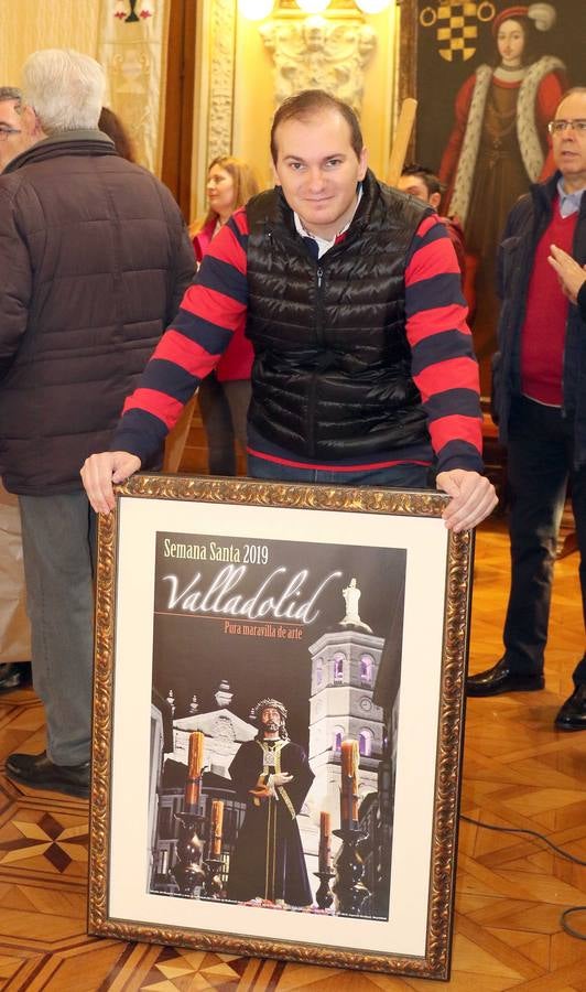 Se ha elegido una fotografía de Marcos Valdespino Salazar, titulada 'Estación de Lunes Santo', una imagen del paso Jesús de Medinaceli, que alumbra la Cofradía del Discípulo Amado