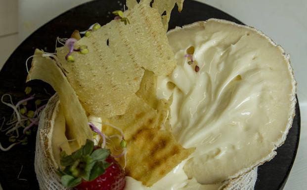 Queso de majuelo con fresa y mermelada. 