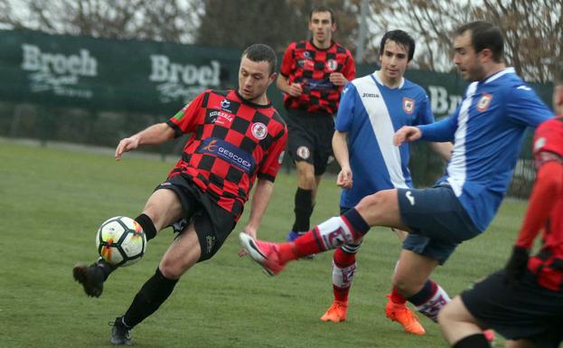 Un jugador de La Cistérniga intenta despejar ante el acoso de uno del Villa de Simancas. 