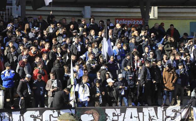 Seguidores de Unionistas ante Las Palmas Atlético. 