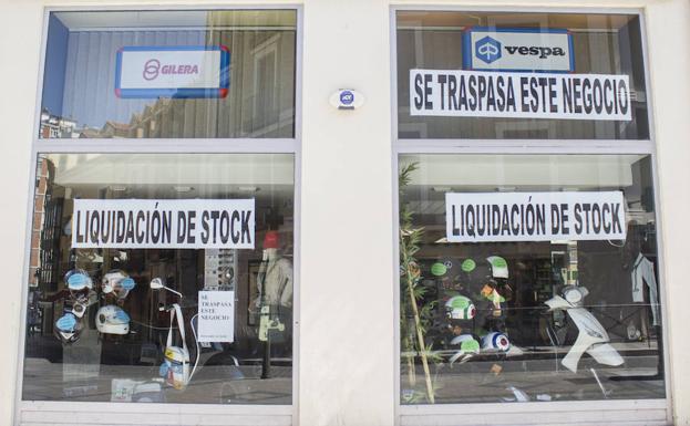 Negocio con el cartel de 'se traspasa'. 