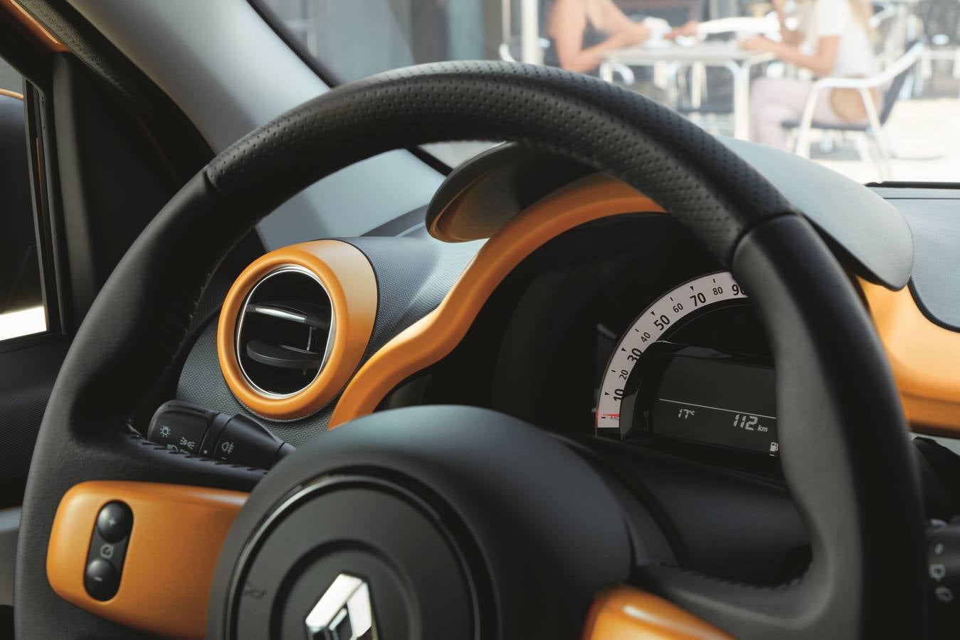 Renault acaba de mostrar las primeras imágenes del nuevo Twingo, un modelo que mantiene la imagen joven de la generación anterior aunque se renueva con cambios estéticos, de personalización y mejora la conectividad.